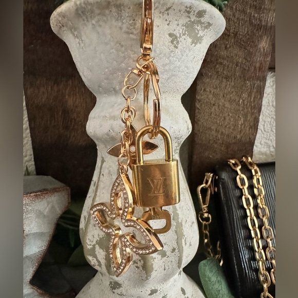- Louis Vuitton
Brass Lock & Key Set ๐๐ - Picture 1 of 11